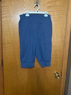 Halara NWT size medium blue Cropped Jogger shorts